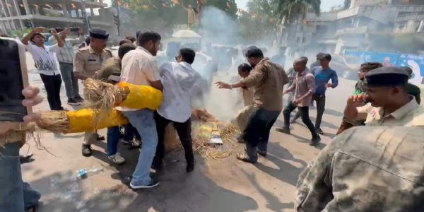 एनएसयूआई ने केंद्र सरकार व निर्वाचन आयोग के खिलाफ किया प्रदर्शन, फूंका पुतला