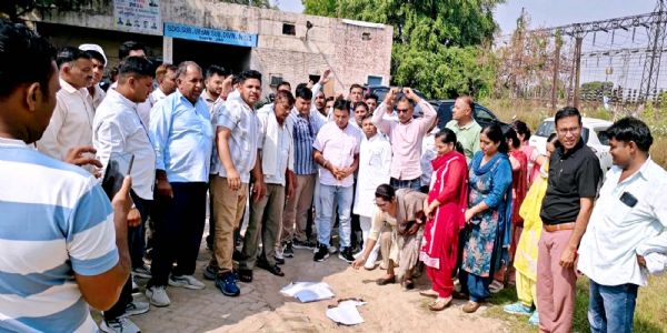 जींद : बिजली निगम कर्मियों ने गेट बंद कर फूंकी इलेवन पावर के लाइसेंस की प्रतियां