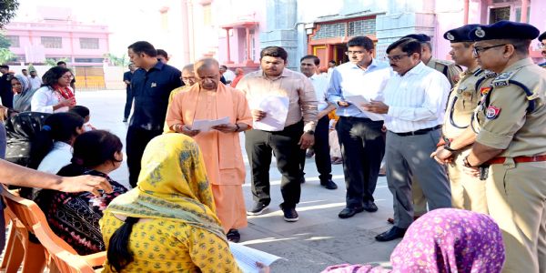 संवेदनशील व्यवहार के साथ करें हर पीड़ित की सहायता : मुख्यमंत्री योगी