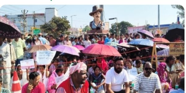 (अपडेट) फादर बेनेदिक बारला पर हमले के विरोध में साढ़े पांच घंटे एनएच जाम, डीसी-एसपी के आश्वासन पर समाप्त हुआ आंदोलन