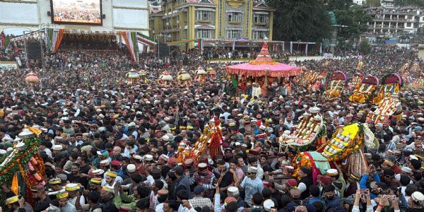 भगवान रघुनाथ जी की भव्य रथयात्रा के साथ अंतरराष्ट्रीय कुल्लू दशहरा का आगाज, देवभूमि में उमड़ा आस्था का सैलाब
