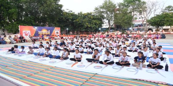 मंदसौर में 220 बेटियों ने सीखे आत्मरक्षा के गुर, दशहरे पर जूडो-कराटे और तलवारबाजी का प्रदर्शन