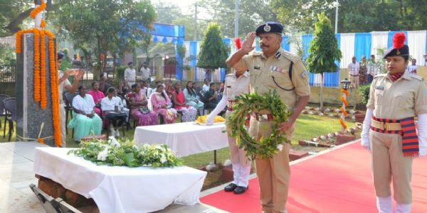 पुलिस संस्मरण दिवस पर चाईबासा में बलिदानियाें को दी गई श्रद्धांजलि