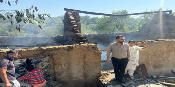 बफ़ड़ी गांव में अग्निकांड से दो गौशालाएं जलकर राख, विधायक आशीष शर्मा ने किया दौरा