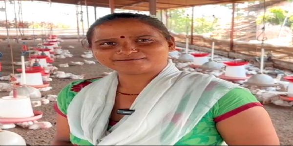 मुर्गी पालन से आत्मनिर्भर बनीं भारती रावत, हर उत्पादन चक्र में 50 से 55 हजार रुपये की आय