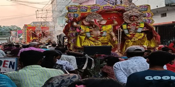 मां भगवती की प्रतिमा का ढोल बाजे के साथ शोभायात्रा जुलूस के साथ किया गया विसर्जन