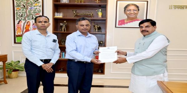 मप्रः मुख्यमंत्री ने सेवानिवृत्त आईएएस राकेश अग्रवाल की हत्या के प्रकरण में एसआईटी गठित करने के दिए निर्देश
