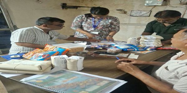 त्योहारों पर खाद्य सुरक्षा विभाग ने लिए विभिन्न प्रतिष्ठानों से नमूने