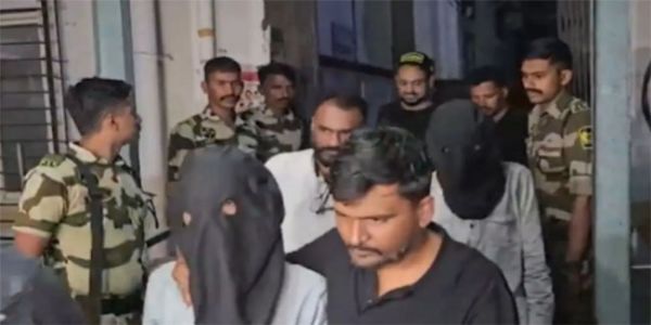 फोटो: टाइगर श्राफ पर फायरिंग करने वाले आरोपितों को मुंबई के जीटी अस्पताल में मेडिकल चेकअप के लिए ले जाते हुए फोटो: टाइगर श्राफ पर फायरिंग करने वाले आरोपितों को मुंबई के जीटी अस्पताल में मेडिकल चेकअप के लिए ले जाते हुए