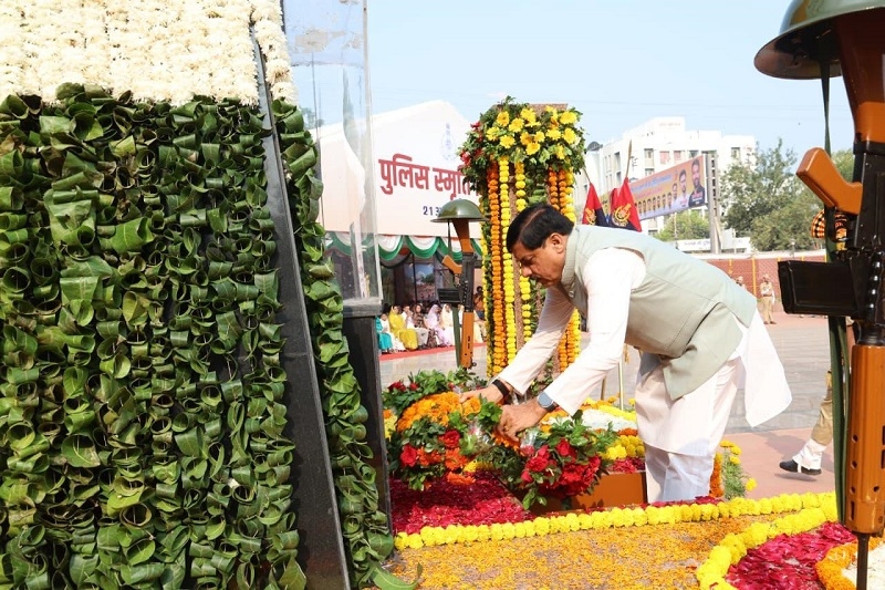 शहीद स्मारक, लाल परेड ग्राउंड में पुलिस स्मृति दिवस समारोह में शहीदों को नमन करते हुए मुख्यमंत्री शहीद स्मारक, लाल परेड ग्राउंड में पुलिस स्मृति दिवस समारोह में शहीदों को नमन करते हुए मुख्यमंत्री