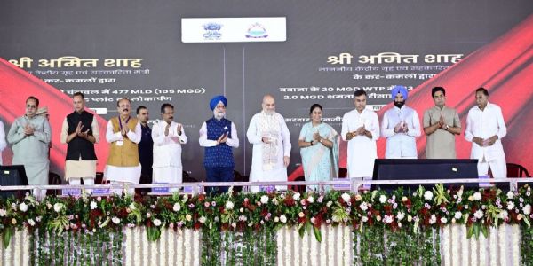 केंद्रीय गृह एवं सहकारिता मंत्री अमित शाह गुरुवार को दिल्ली में यमुना पुनरुद्धार से जुड़ी 8,941 करोड़ रुपये की परियोजनाओं का लोकार्पण एवं शिलान्यास करते हुए केंद्रीय गृह एवं सहकारिता मंत्री अमित शाह गुरुवार को दिल्ली में यमुना पुनरुद्धार से जुड़ी 8,941 करोड़ रुपये की परियोजनाओं का लोकार्पण एवं शिलान्यास करते हुए