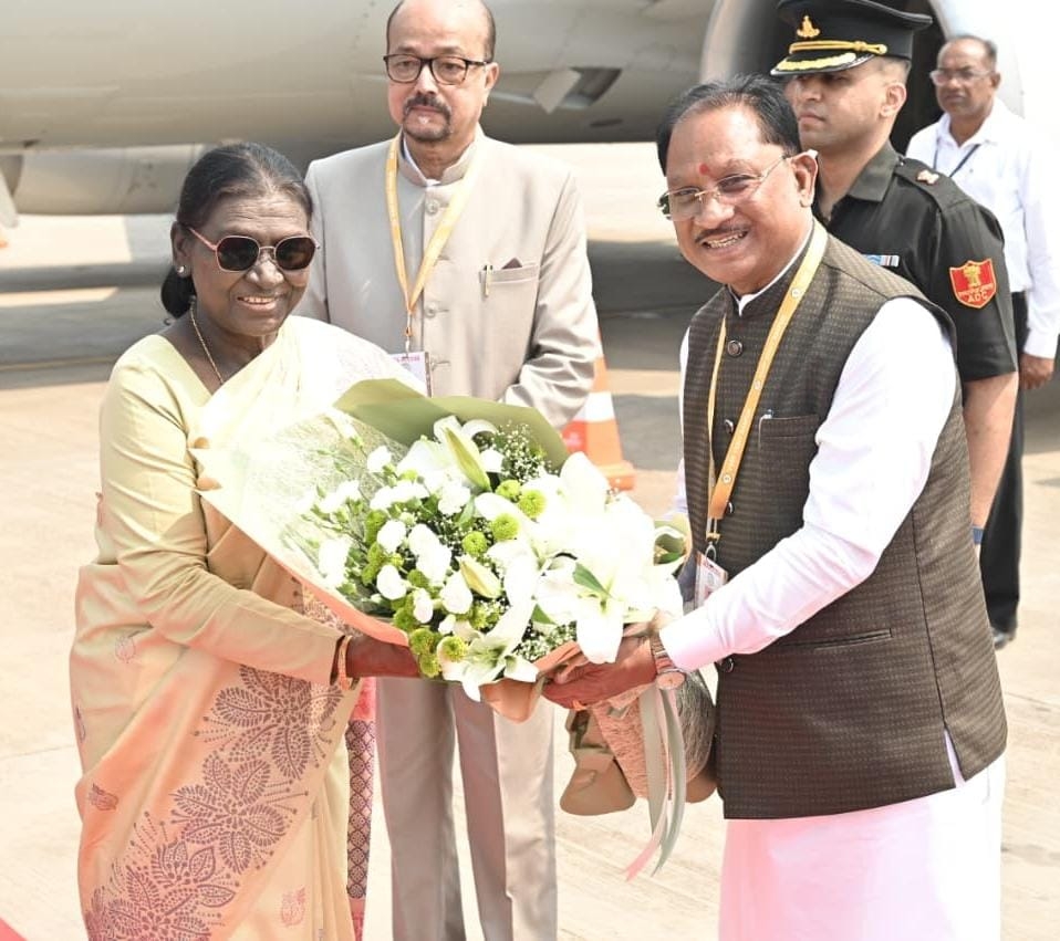 स्वामी विवेकानंद विमानतल पर राष्ट्रपति श्रीमती द्रौपदी मुर्मु का स्वागत करते राज्यपाल रमेन डेका एवं मुख्यमंत्री विष्णु देव साय स्वामी विवेकानंद विमानतल पर राष्ट्रपति श्रीमती द्रौपदी मुर्मु का स्वागत करते राज्यपाल रमेन डेका एवं मुख्यमंत्री विष्णु देव साय