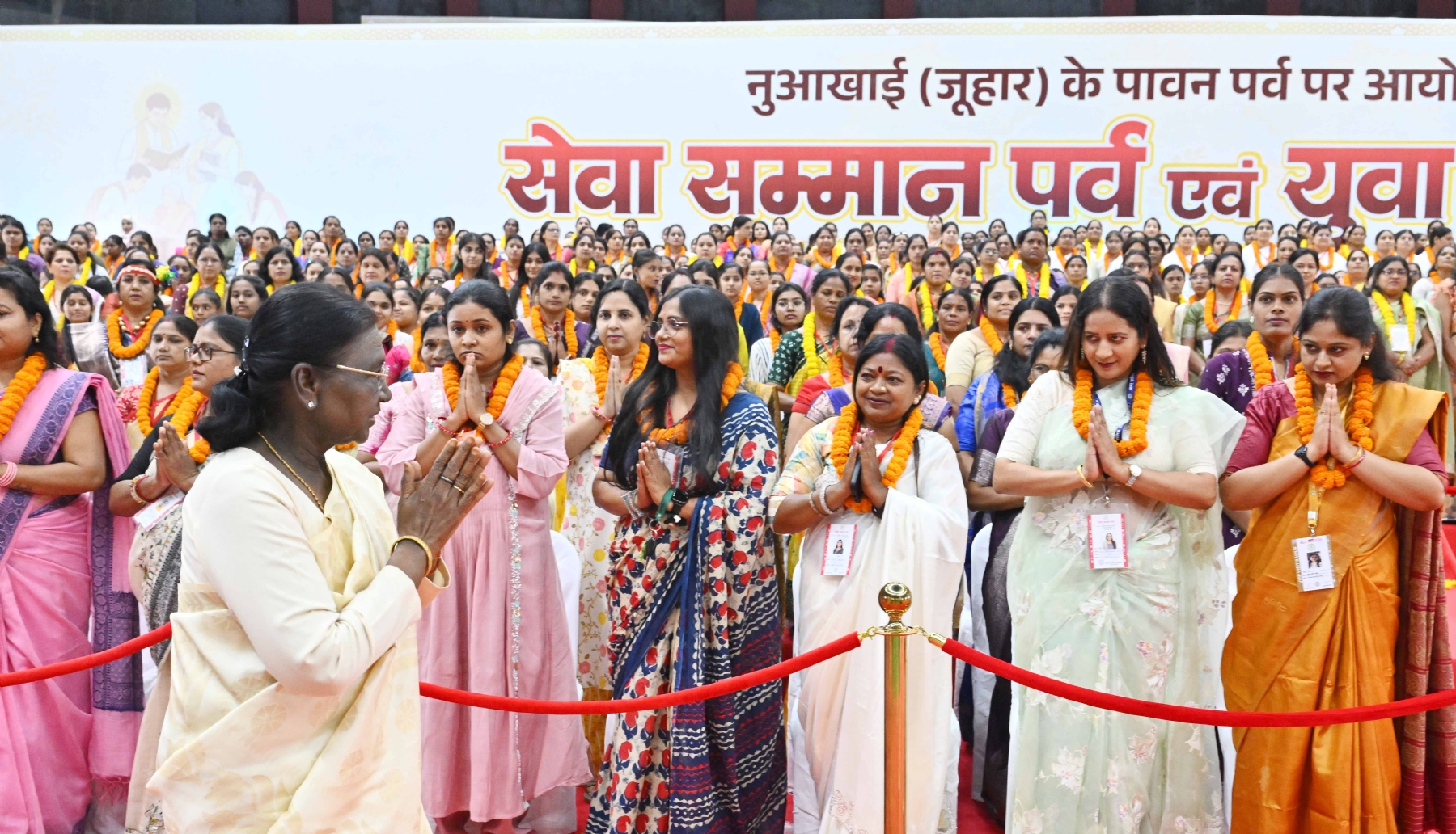 समारोह में बड़ी संख्या में उपस्थित महिलाओं का अभिवादन करती राष्ट्रपति द्रौपदी मुर्मू समारोह में बड़ी संख्या में उपस्थित महिलाओं का अभिवादन करती राष्ट्रपति द्रौपदी मुर्मू