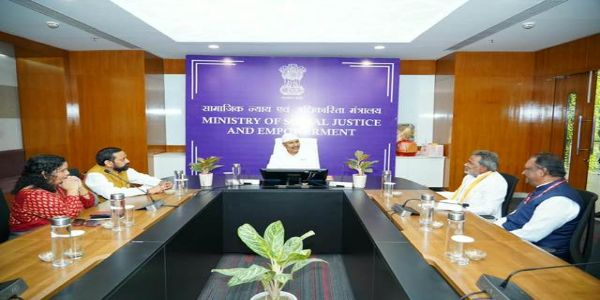 केंद्रीय सामाजिक न्याय एवं अधिकारिता मंत्री डॉ. वीरेंद्र कुमार के साथ अन्य लोग मौजूद। केंद्रीय सामाजिक न्याय एवं अधिकारिता मंत्री डॉ. वीरेंद्र कुमार के साथ अन्य लोग मौजूद।