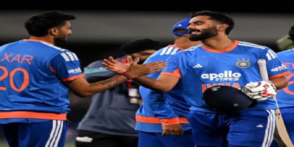 मैच जीतने के बाद आपस में हाथ मिलाते नमन धीर और अक्षर मैच जीतने के बाद आपस में हाथ मिलाते नमन धीर और अक्षर