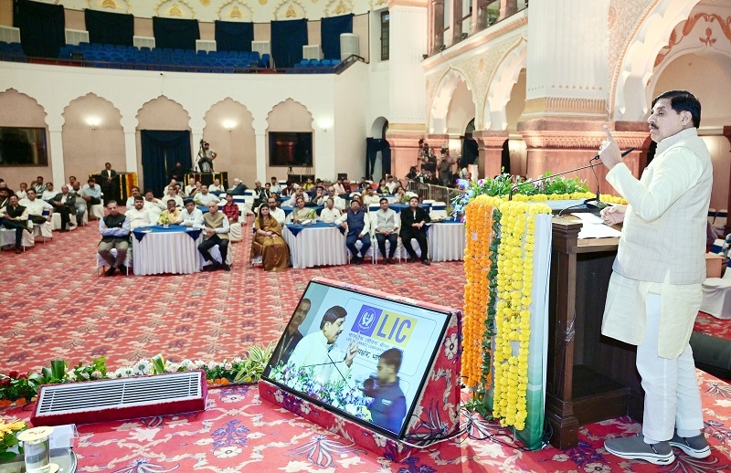 भोपाल में विकसित भारत उद्योग-व्यापार सम्मेलन को संबोधित करते हुए मुख्यमंत्री भोपाल में विकसित भारत उद्योग-व्यापार सम्मेलन को संबोधित करते हुए मुख्यमंत्री