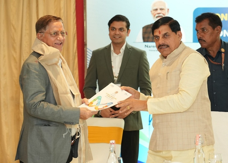 मप्र के मुख्यमंत्री मुंबई में लुपिन लिमिटेड के डायरेक्टरके.आर.गुप्ता को जीआईएस के लिए आमन्त्रित करते हुए मप्र के मुख्यमंत्री मुंबई में लुपिन लिमिटेड के डायरेक्टरके.आर.गुप्ता को जीआईएस के लिए आमन्त्रित करते हुए