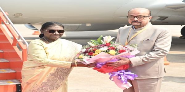 स्वामी विवेकानंद विमानतल पर राष्ट्रपति श्रीमती द्रौपदी मुर्मु का स्वागत करते राज्यपाल रमेन डेका एवं मुख्यमंत्री विष्णु देव साय स्वामी विवेकानंद विमानतल पर राष्ट्रपति श्रीमती द्रौपदी मुर्मु का स्वागत करते राज्यपाल रमेन डेका एवं मुख्यमंत्री विष्णु देव साय