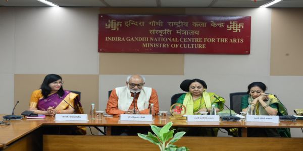 कथक नृत्यांगना पद्मश्री नलिनी अस्थाना और पद्मश्री कमलिनी अस्थाना के साथ अन्य लोग मौजूद कथक नृत्यांगना पद्मश्री नलिनी अस्थाना और पद्मश्री कमलिनी अस्थाना के साथ अन्य लोग मौजूद