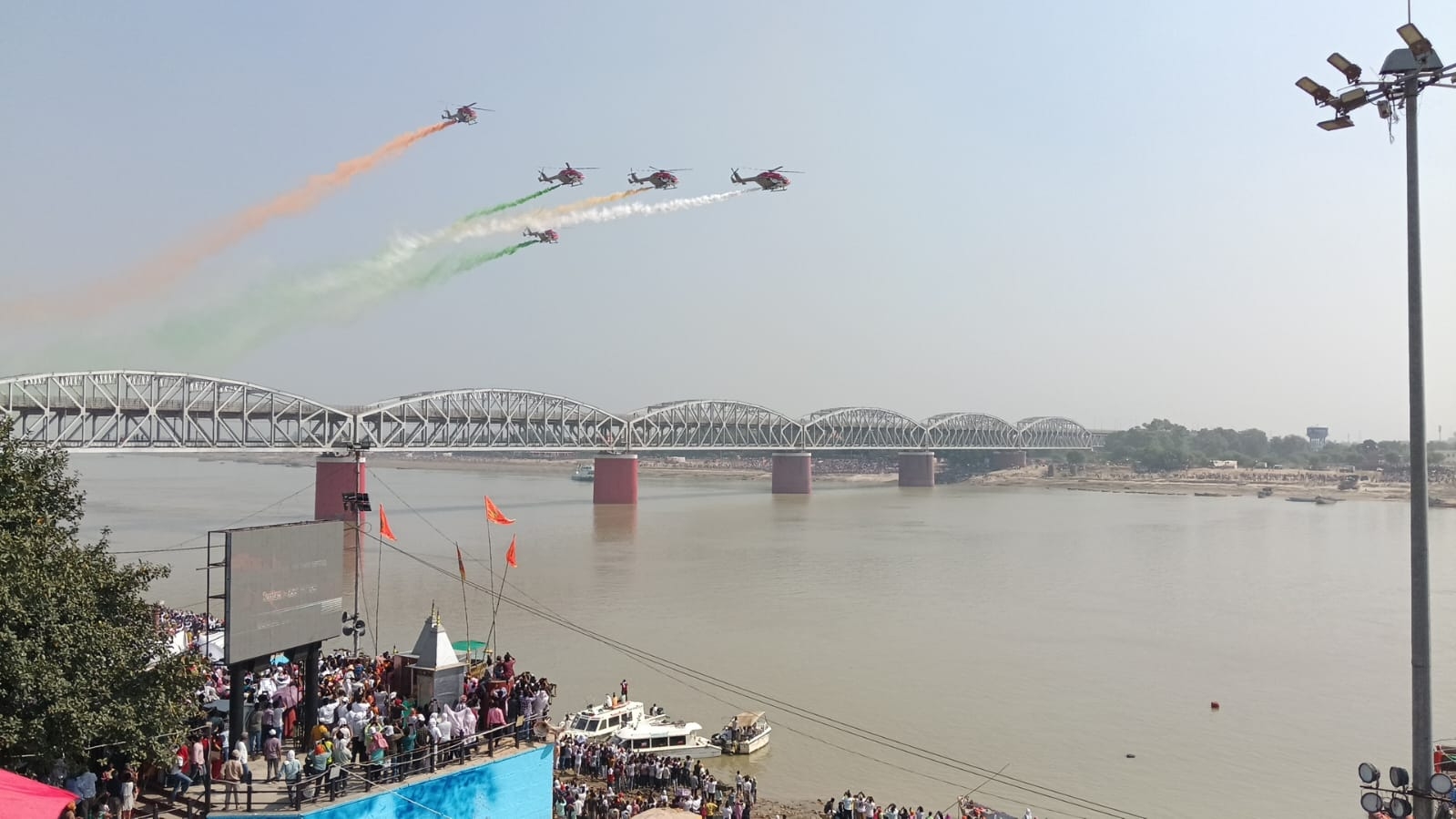 लड़ाकू विमानों ने नभ को भारतीय तिरंगे के रंगों से संजाया लड़ाकू विमानों ने नभ को भारतीय तिरंगे के रंगों से संजाया