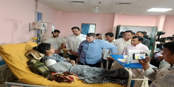 जीतू पटवारी ने एम्स भोपाल पहुंचकर ग्वालियर हादसे में घायलों से की मुलाकात, 25 लाख मुआवजा और जिम्मेदारों पर कार्रवाई की मांग