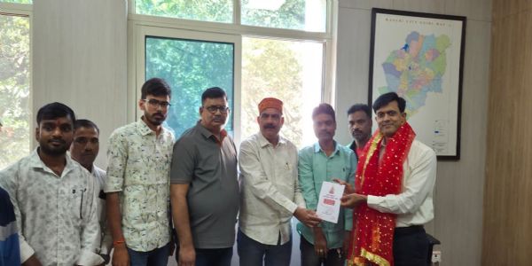 छठ और काली पूजा समितियों के प्रतिनिधियों ने नगर आयुक्त से की मुलाकात