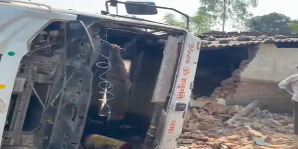 शहडोल: कोयले से भरा ट्रक घर पर पलटा, 3 बकरियों की मौत, चालक घायल