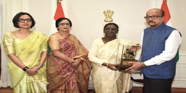 राष्ट्रपति द्रौपदी मुर्मु को राज्यपाल रमेन डेका ने भेंट की पहाड़ी मैना की प्रतिकृति