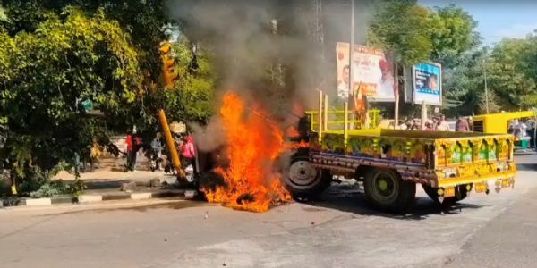 ट्रैक्टर ने एक्टिवा को मारी टक्कर, दोनों में लगी आग