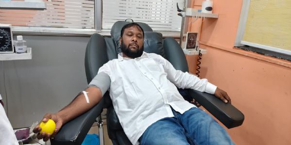 विधायक सुदीप गुड़िया ने फादर बेनेडिक्ट बारला के लिए किया रक्तदान