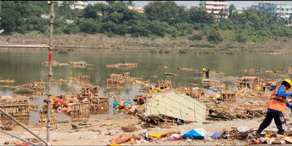 मां दुर्गा की विदाई के बाद गरीबों के लिए सहारा बने प्रतिमा के बांस-बल्ली