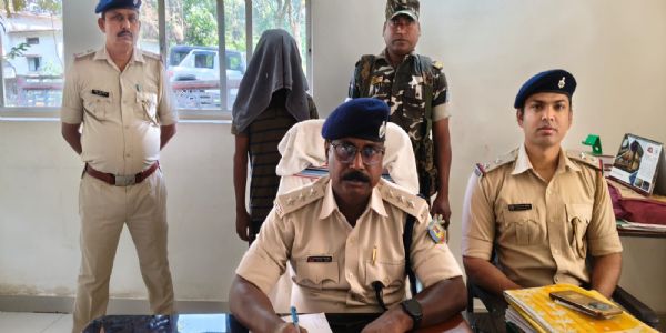 फायरिंग और लूट का आराेपित हथियार के साथ गिरफ्तार