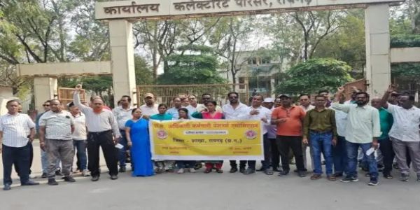 छह सूत्रीय मांगों को लेकर पेंशनरों का कलेक्ट्रेट में हल्लाबोल