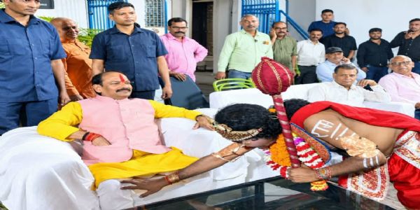 हनुमान स्वरूप धारण किए बालक से पैर छूने की घटना पर घिरे रघुवर