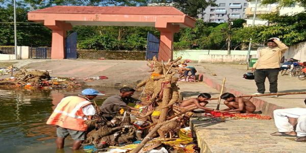 नगर निगम ने की दुर्गा प्रतिमा विसर्जन के बाद तालाबों की सफाई