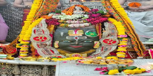 महाकाल का रजत चंद्र-त्रिपुंड और गुलाब के फूलों से श्रृंगार, राजा स्वरूप में दिए दर्शन, भस्म आरती में उमड़े श्रद्धालु