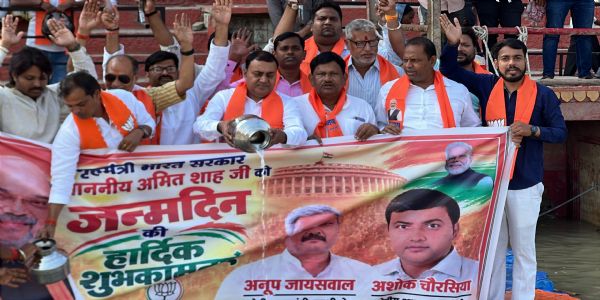 वाराणसी : गृहमंत्री अमित शाह के जन्मदिन पर अस्सी घाट में गंगा का दुग्धाभिषेक