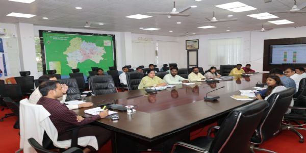 ग्रामीण विकास की योजनाओं को समय पर पूरा कराएं अधिकारी : उपायुक्त