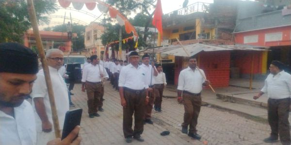मीरजापुरः शस्त्र पूजन के बाद स्वयंसेवकों ने किया पथ संचलन, लाेगाें ने की पुष्पवर्षा