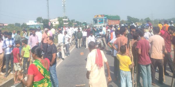 दशहरा जुलूस विवाद में कार्रवाई को लेकर एनएच 39 जाम
