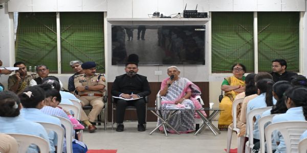 बालिकाओं को कौशल प्रशिक्षण देकर आत्मनिर्भर बनाने पर जोर दें अधिकारी : आनंदीबेन पटेल