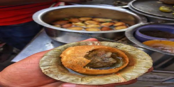 दुर्गापूजा में गोलगप्पे खाने से सौ से अधिक लोग बीमार, दो विक्रेता हिरासत में