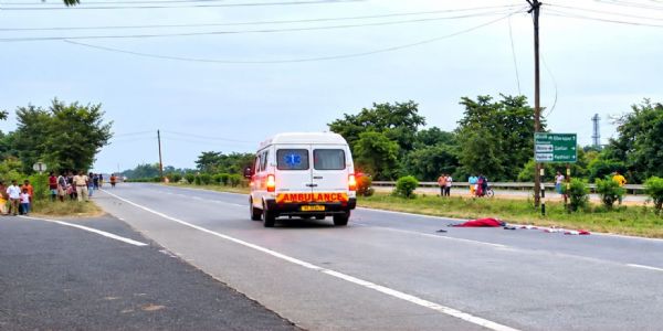 राष्ट्रीय राजमार्ग पर वाहन की टक्कर से महिला की मौत