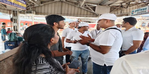 धनबाद मंडल के 103 रेलवे स्टेशनों पर रेल जन संवाद, डीआरएम ने यात्रियों से लिया फीडबैक