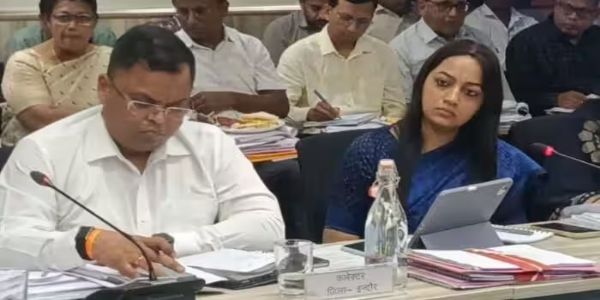 सरकारी बैठक में साथ बैठे दिखे आईएएस दंपती, इंदौर और बड़वानी के कलेक्टर हैं पति-पत्नी