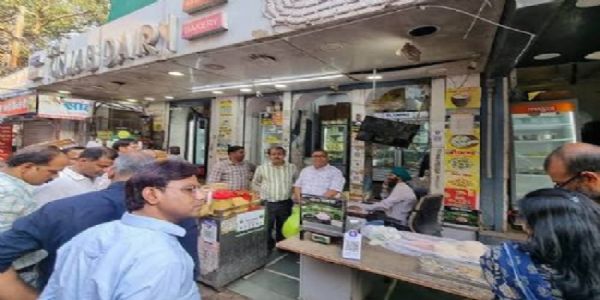 ग्वालियरः खाद्य सुरक्षा विभाग की सख्त कार्रवाई, पलक गृह उद्योग सील, डेयरियों से वसूला जुर्माना