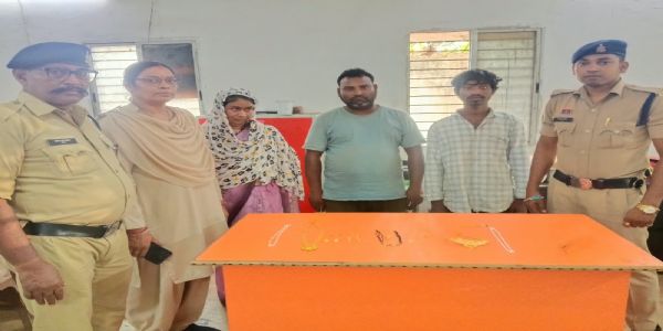 सूने मकानों को बनाते थे निशाना, महिला समेत तीन गिरफ्तार; सात लाख के सोने-चांदी के जेवर बरामद