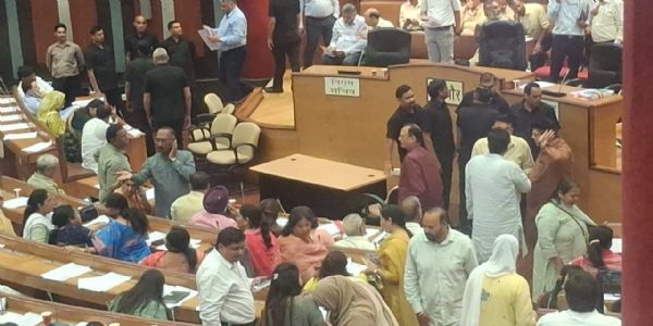एमसीडी सदन में आआपा पार्षदों का हंगामा, कांग्रेस पार्षद नाजिया दानिश ने साधा निशाना