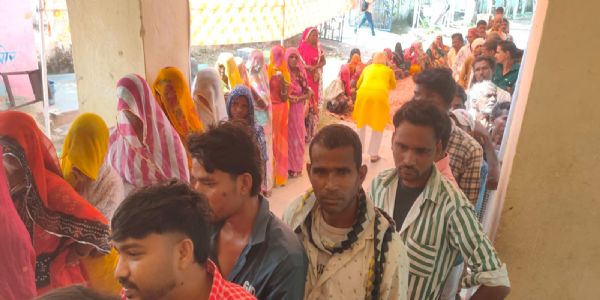 दिन चढ़ने के साथ धीरे—धीरे चढ़ता गया मतदान का उत्साह