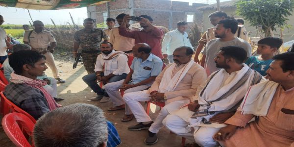 मारे गये शिबू खान के परिजन से मिले विधायक, आर्थिक सहायता देकर न्याय की लड़ाई में साथ देने का दिया भरोसा